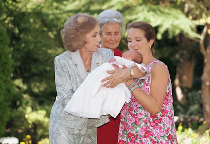 El 9 de septiembre del 2000 nacía Victoria Federica de Marichalar y Borbón en la clínica Rúber de Madrid. La segunda hija de la infanta Elena y Jaime de Marichalar se convirtió en la primera nieta de los reyes Juan Carlos I y Sofía. "Gracias a Dios se parece a su madre", fueron las palabras del padre tras su nacimiento por cesárea. "Toda la familia está encantada a pesar del gran nerviosismo que hemos pasado", confesó a los periodistas presentes en la puerta del centro hospitalario. El entonces duque de Lugo —título que perdió tras su divorcio de la infanta Elena en 2010— confesó que su primogénito, Felipe Juan Froilán, estaba "encantado" con el nacimiento de su hermana. No fue hasta unos días después cuando Victoria Federica fue presentada ante los medios de comunicación en los jardines de la clínica Rúber. Tal y como recogen las crónicas de entonces, la pequeña permaneció casi todo el rato dormida en brazos de su madre, que todavía presentaba alguna molestia tras la operación. En la imagen, doña Sofía coge en brazos a la pequeña de manos de su madre, ante la mirada de su abuela paterna, María Concepción Sáenz de Tejada