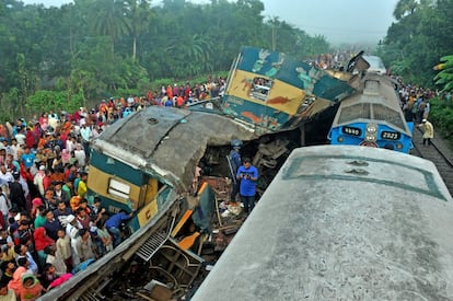 Cientos de personas junto a los restos de un tren de pasajeros dañado en Kasba Upazila (Bangladesh). Según informes de los medios locales, al menos 16 personas murieron y otros 100 resultaron heridos después del choque de dos trenes que circulaban por la misma vía pero en dirección opuesta. 