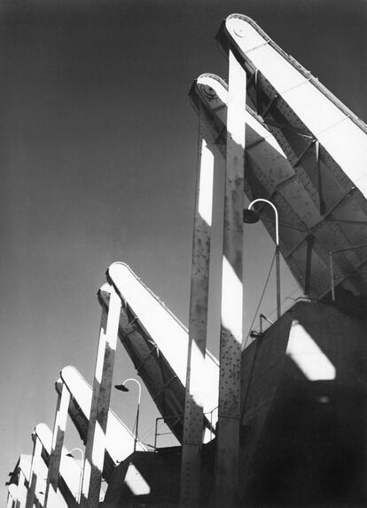 Compuertas, c. 1950.<br><br>Puig se mostraría más intimista. Giró se pronunciaba hacia la abstracción, destacando el volumen y las formas geométricas. En ocasiones compartirían carrete, lo cual dificulta la identificación de la autoría. Ambos quedarán incluidos en la exposición de mayo en el MoMA sobre la llamada Escuela Paulista.<br>
