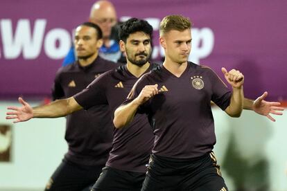 Kimmich se entrenaba este miércoles con Gündogan a su espalda, en Qatar.