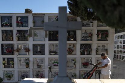 Investigadores de la Unidad de Geodetección de la Universidad de Cádiz, durante los trabajos de mapeo de fosas comunes de la Guerra Civil en el cementerio de la localidad gaditana de el Puerto de Santa María. 