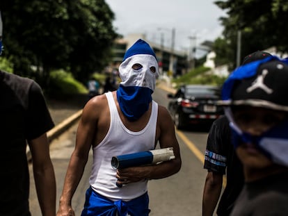 Jóvenes autoconvocados protestan en las calles de Managua en 2018.