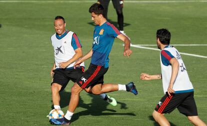 Cazorla, Rodri y Parejo, en el entrenamiento de la selección española. 