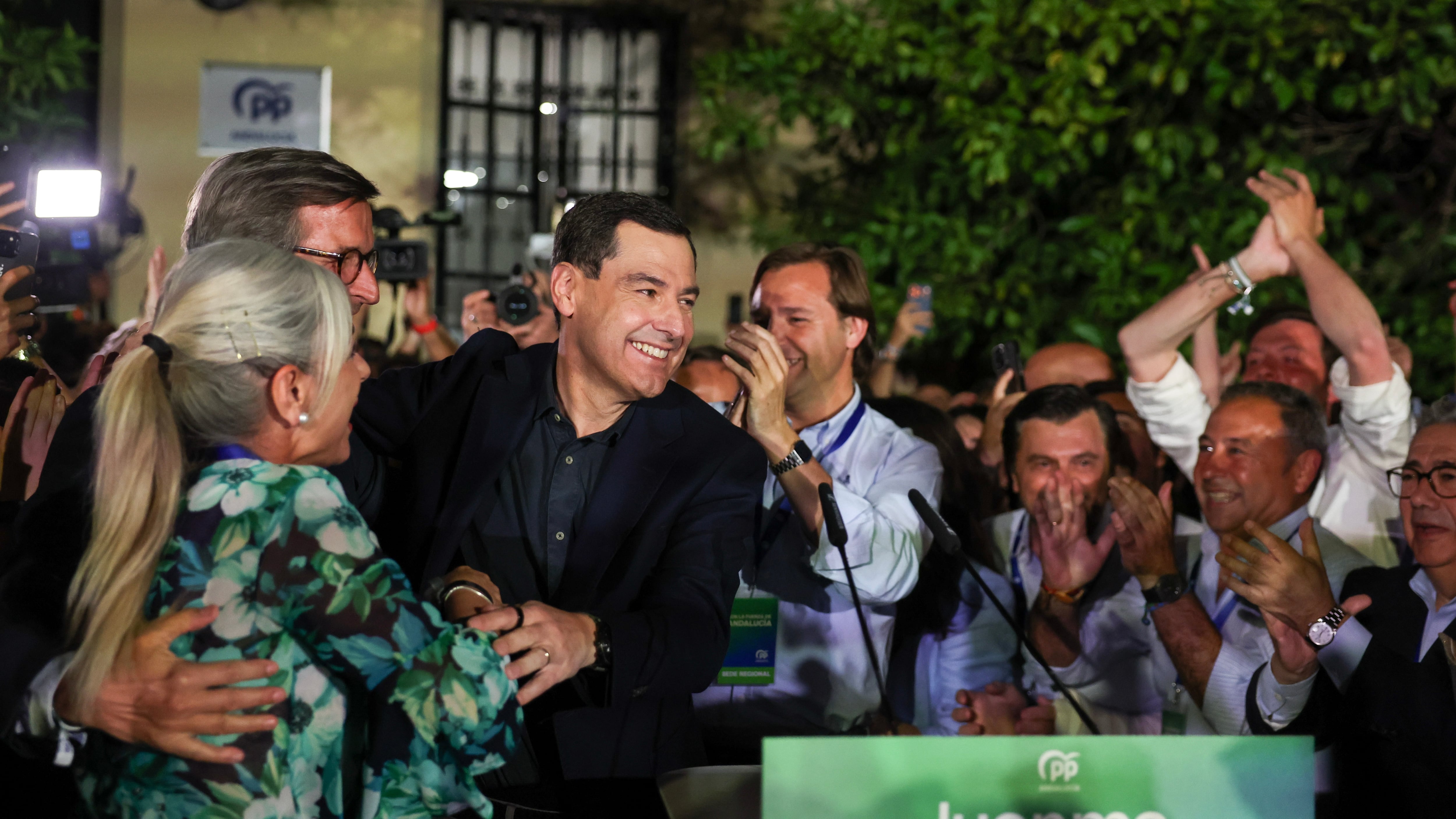 Juan Manuel Moreno, este domingo tras conocer los resultados, a las puertas de la sede del PP andaluz, en Sevilla.