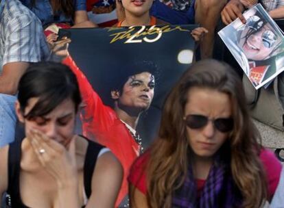 Dos chicas lloran durante la concentración en Colón tras la muerte de Michael Jackson.