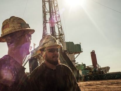 Trabajadores en el campo de petróleo procedente del ’fracking‘ en Dakota del Norte.  