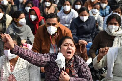 Miembros del personal de enfermería del Instituto de Ciencias Médicas de la India (AIIMS) participan en una protesta durante la huelga indefinida para pedir mejoras en sus condiciones laborales, en Nueva Delhi.