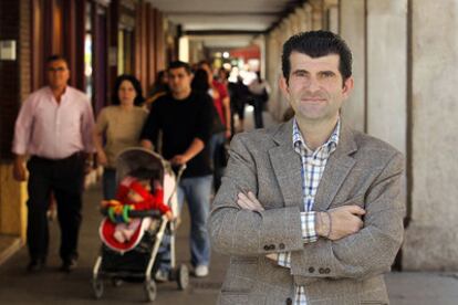 Bartolomé González, en los soportales de la calle Mayor de Alcalá de Henares.