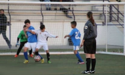 En la foto, L. J., otra &aacute;rbitra v&iacute;ctima de insultos sexitas en un partido de regional en marzo.