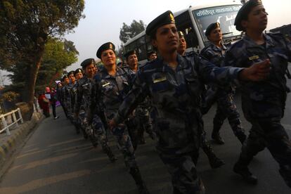 Un grupo de mujeres que pertecen a los cuerpos de seguridad nepalíes caminan durante un acto para conmemorar el Día Internacional de la Mujer, en Katmandú (Nepal).