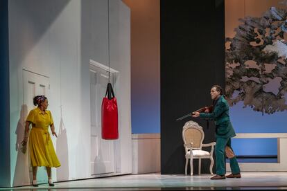 Susanna y El Conde de Almaviva, interpretado por el barítono Marcelo Guzzo, durante el ensayo general de la ópera.