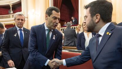 El presidente de la Xunta, Alfonso Rueda; el presidente de la Junta de Andalucía, Juan Manuel Moreno, y el 'president' de la Generalitat, Pere Aragonès, durante el debate celebrado el 19 de octubre en el Senado.