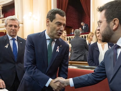 El presidente de la Xunta, Alfonso Rueda; el presidente de la Junta de Andalucía, Juan Manuel Moreno, y el 'president' de la Generalitat, Pere Aragonès, durante el debate celebrado el 19 de octubre en el Senado.