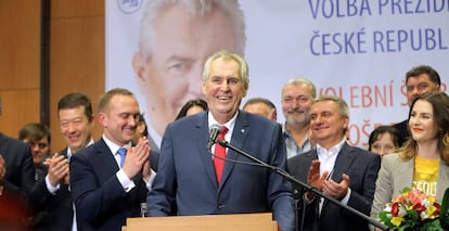 Celebración de Milos Zeman de su victoria en las elecciones presidenciales checas, el sábado.