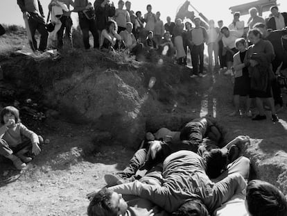 Fustiñana (Navarra), 2005. Fosa común de la que se exhumaron los restos de siete vecinos de Murchante (Navarra) asesinados el 20 de noviembre de 1936. En la fotografía, los miembros del equipo de exhumación reconstruyen con sus propios cuerpos el aspecto y volumen originales de la fosa.