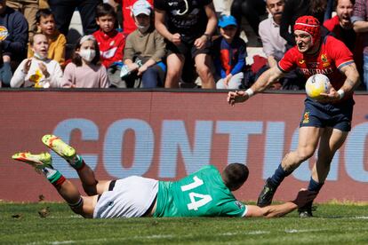 El jugador de la selección española de rugby, Guathier Minguillón (D) avanza con el balón ante la oposición del portugués Vincent Pint este domingo.