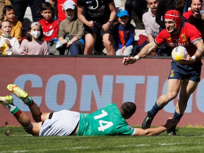 El jugador de la selección española de rugby, Guathier Minguillón (D) avanza con el balón ante la oposición del portugués Vincent Pint este domingo.