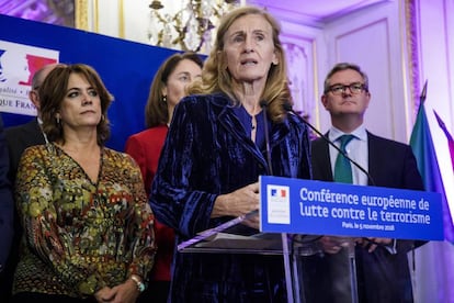 La ministra de Justicia española, Dolores Delgado (i) junto a su par francesa, Nicole Belloubet