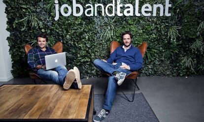 Juan Urdiales (izquierda) y Felipe Nav&iacute;o, cofundadores de la empresa Jobandtalent, en 2015. 