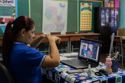 La maestra Luz Marina Giménez da una clase virtual a sus alumnos en Asunción, Paraguay, el 24 de marzo de 2021.