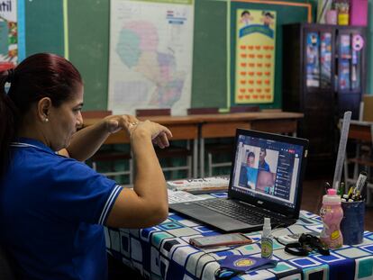 La maestra Luz Marina Giménez da una clase virtual a sus alumnos en Asunción, Paraguay, el 24 de marzo de 2021.