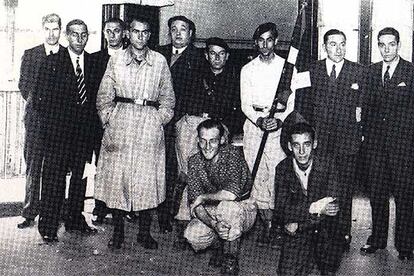 Miembros de la directiva de 1936 de Juventud Vasca de Bilbao, con los oficiales de la compañía Oldargi del batallón de <b><i>gudaris</b></i> Otxandiano. Lauaxeta es el segundo por la derecha.
Sentencia del juicio a Lauaxeta incluida en el expediente encontrado por Aranzadi. En la imagen pequeña, una fotografía del poeta.