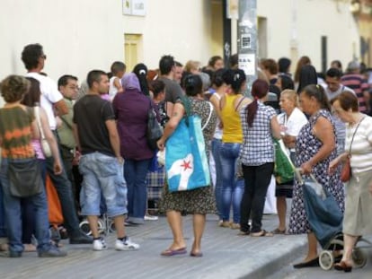 Cola frente al Banco de Alimentos de Valencia.