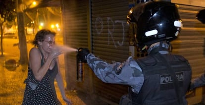 Policial usa gás de pimenta contra mulher em junho de 2013, no Rio.