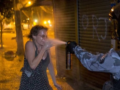 Policial usa gás de pimenta contra mulher em junho de 2013, no Rio.