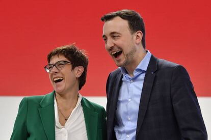 Annegret Kramp-Karrenbauer, nueva presidenta de la CDU, junto a Paul Ziemiak, recién elegido secretario general del partido el pasado sábado en el congreso celebrado en Hamburgo.