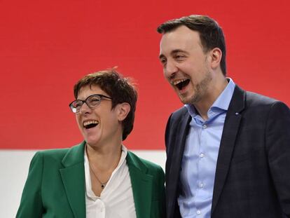 Annegret Kramp-Karrenbauer, nueva presidenta de la CDU, junto a Paul Ziemiak, recién elegido secretario general del partido el pasado sábado en el congreso celebrado en Hamburgo.