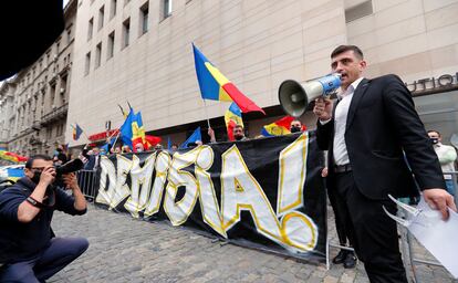 George Simion, líder de AUR, durante un acto de protesta delante del Ministerio de Sanidad en Bucarest el 13 de abril de 2021