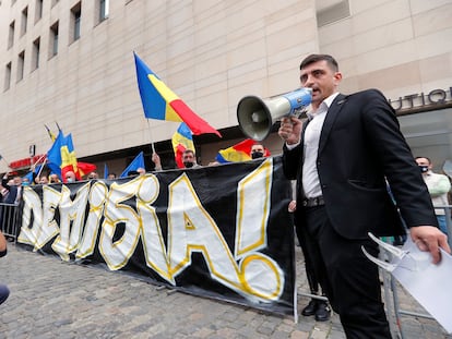 George Simion, líder de AUR, durante un acto de protesta delante del Ministerio de Sanidad en Bucarest el 13 de abril de 2021