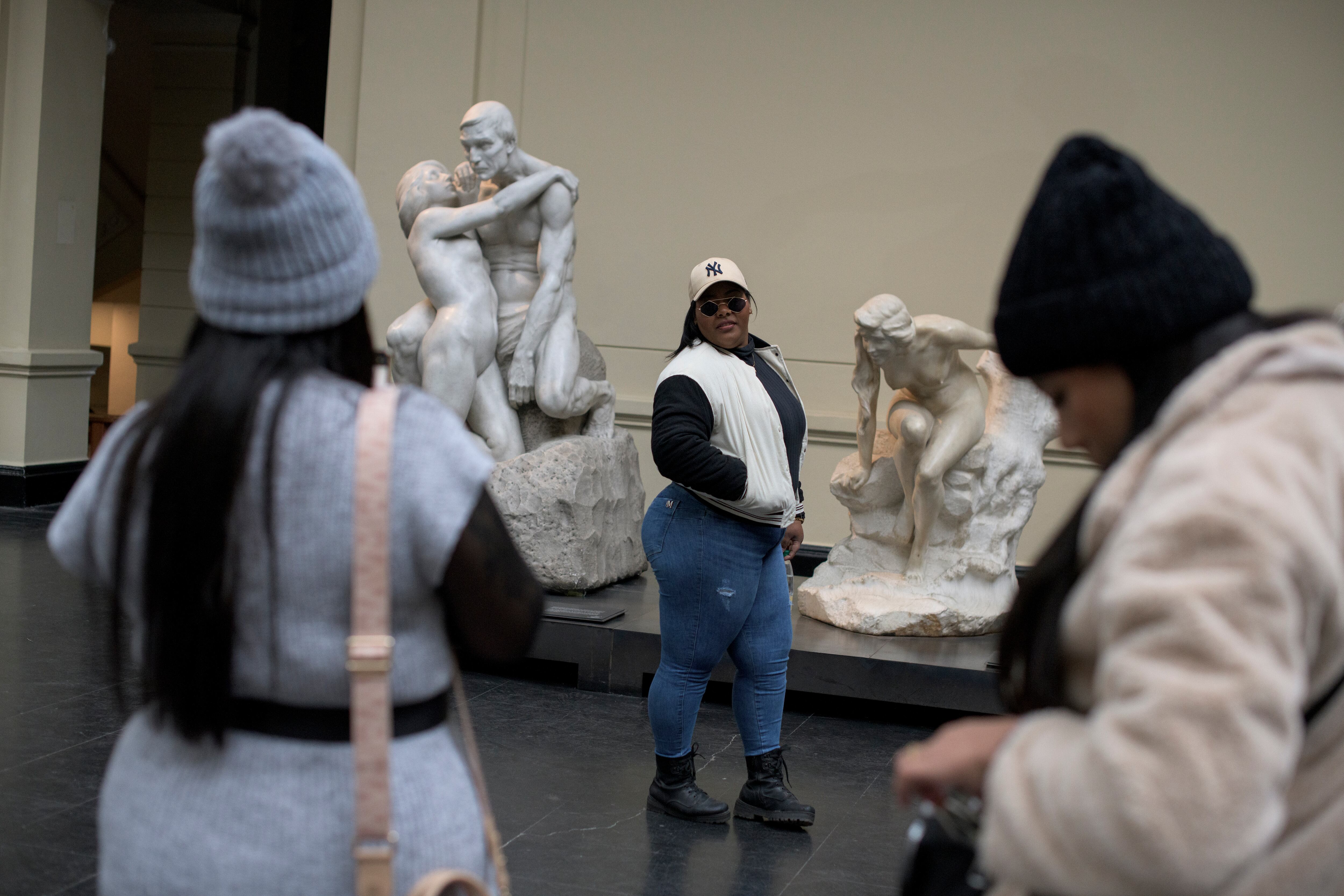 Turistas visitan el Museo Nacional de Bellas Artes, en Santiago.