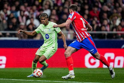 Lamine Yamal frente a Lenglet, en el partido entre el Barcelona y el Atlético de Madrid.
