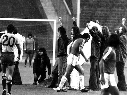 Varios manifestantes ingresan en el campo de fútbol con el puño en alto para protestar contra el Gobierno chileno durante el partido Chile-Australia en el Mundial de Alemania 74.