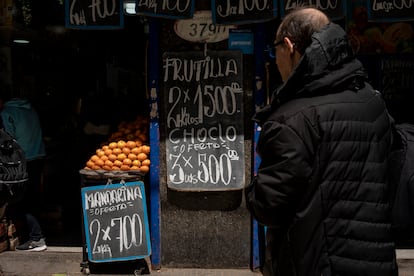 Un hombre mira los precios en una verdulería. Buenos Aires, Argentina, el 12 de octubre 2023.