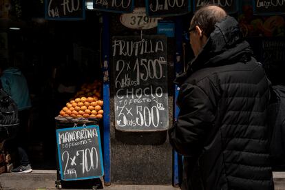 Un hombre mira los precios en una verdulería, el pasado 12 de octubre.