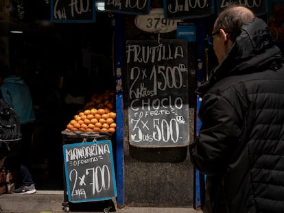 Un hombre mira los precios en una verdulería. Buenos Aires, Argentina, el 12 de octubre 2023.
