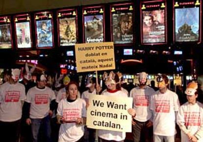 Los miembros de la Plataforma per la Llengua, ayer, en un acto de protesta en los cines Warner de La Maquinista.