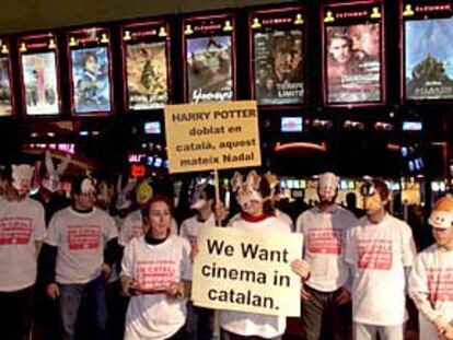 Los miembros de la Plataforma per la Llengua, ayer, en un acto de protesta en los cines Warner de La Maquinista.
