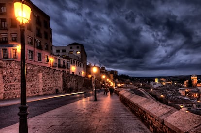 Paseo iluminado de por una de las calles de Toledo.