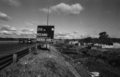 La toma masiva de tierras en distintas ciudades del país, con casos como el de Guernica, en las afueras de la ciudad de La Plata, provincia de Buenos Aires, tomaron por sorpresa a los ejecutivos provinciales y nacionales, sin una política definida y clara de cómo tratar con estas problemáticas en la escala en que se está desarrollando. A pesar de que el Presidente Fernández creó el Ministerio de la Vivienda, a cargo de la arquitecta y dirigente Maria Eugenia Bielsa, las políticas en al área brillan por su ausencia y los presupuestos de su Ministerio han sido hasta el momento inmensamente sub ejecutados.