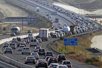 Atasco de tráfico al inicio de las vacaciones, una imagen típica en los puentes festivos.