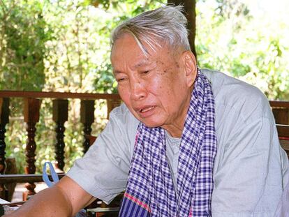 Pol Pot, líder de los jemeres rojos, durante una entrevista en el norte de Camboya, a finales de los años noventa.