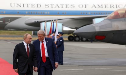 Donald Trump (a la derecha) recibe a Vladímir Putin, en la base militar de Elmendorf-Richardson en Anchorage (Alaska), el viernes.