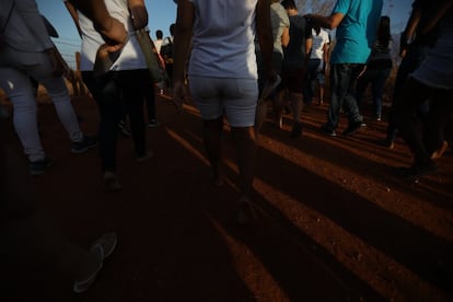 Todo mês de novembro, no fim de semana depois das celebrações de finados, milhares de pessoas participam de uma caminhada. É uma romaria para pedir graças e pagar promessas feitas às "almas da barragem", agora vistas como santas. Sofreram tanto de fome e de sede, antes de morrerem e terem seus corpos enterrados em imensas valas comum, que se acredita que estão agora muito próximas de Deus.