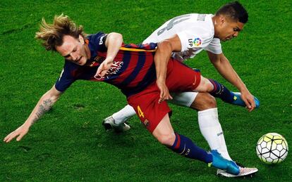 Casemiro derriba a Rakitic.