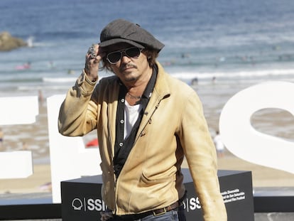 Johnny Depp atiende a los fotógrafos en San Sebastián.