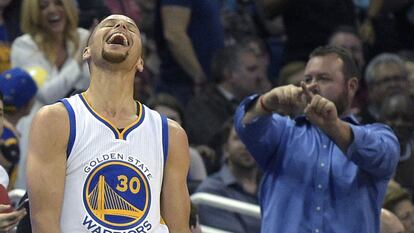 Curry celebra uno de sus triples en Orlando.